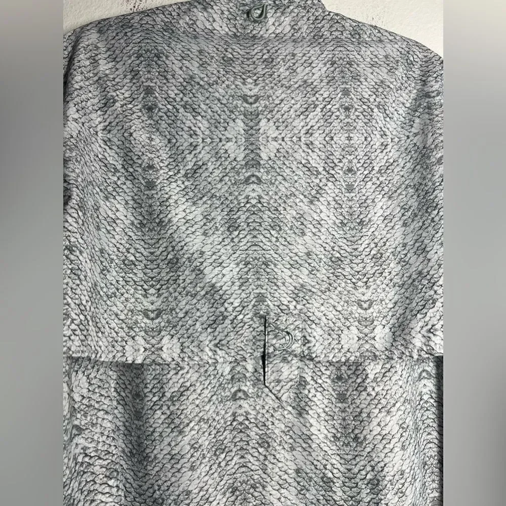 Reel Legends Shirt Mens Saltwater Gray White Button Up Long Sleeve Fishing Sz M